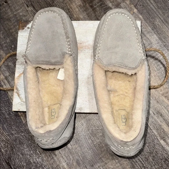 UGG Women’s Ansley Gray Slipper - rubber bottom. Size 11 -RUNS SMALL - Picture 6 of 14